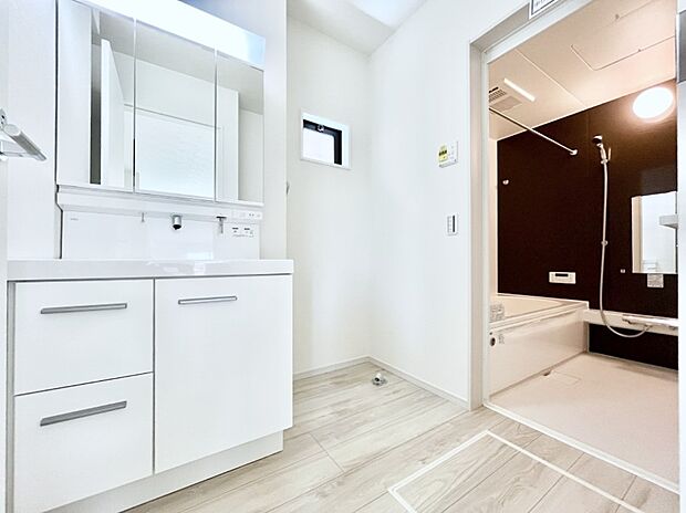 〜Dressing Room〜　暗くなりがちな洗面所も窓があると採光と換気が可能なので気持ちよくお使い頂けます。三面鏡タイプの洗面台は鏡裏収納で散らかりがちな洗面所もスッキリ♪