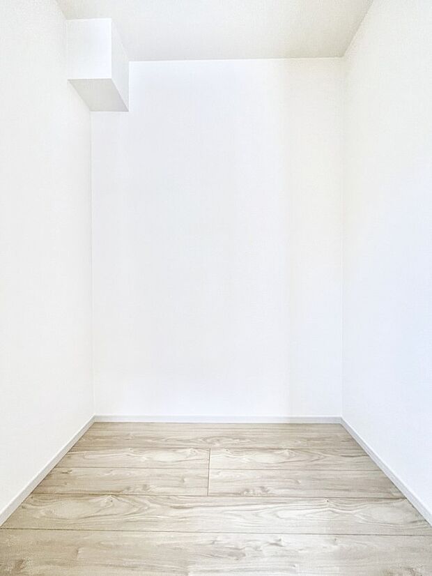 〜Walk-in Closet〜　必要なものやコーディネートを一覧して確認でき、身支度や準備が短時間で済むウォークインクローゼットを設置しました。家の中をすっきりとさせる便利な収納スペースです。