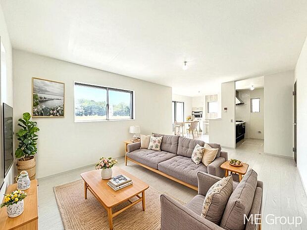 〜Living〜 家族の会話や笑顔が行き交うリビングです。子供が走ってる姿を見ながら、大きなソファやダイニングテーブルでゆったり食事をしたりくつろぎたい♪そんな夢が叶えられる空間です!※家具はCGです