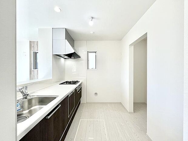 〜Kitchen〜 自然光が入る窓のあるキッチン☆毎日使う場所だからこそ、使い勝手を考慮しました。ゆったりとしたキッチンコーナーは質感豊かな仕上がりとなっております。