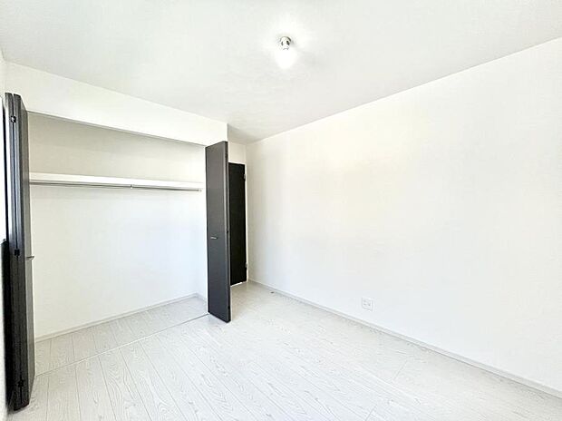 〜Bed Room〜 全居室には収納クローゼットを完備!普段使いのお洋服や小物はもちろん、季節物のお洋服などもしっかりと整理整頓おしまい頂けます。 居室空間を広く使用できますね。