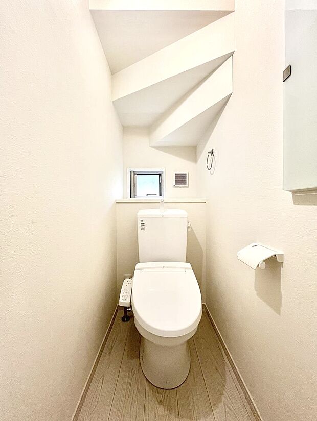 〜Toilet〜 綺麗・スッキリ・快適なウォシュレット付トイレでくつろげる空間です。トイレは毎日使わざるを得ないもの。いつも清潔を保ちたいですね。トイレが2ヶ所あるので朝の混雑時に便利です!