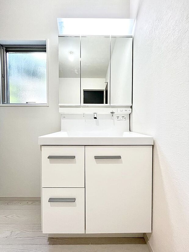 〜Dressing Room〜 暗くなりがちな洗面所も窓があると採光と換気が可能なので気持ちよくお使い頂けます。三面鏡タイプの洗面台は鏡裏収納で散らかりがちな洗面所もスッキリ♪