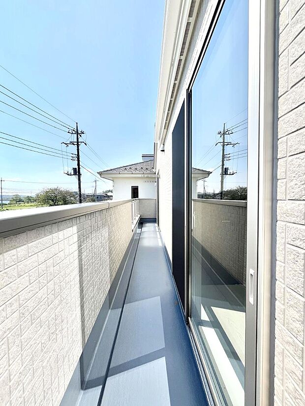 〜Balcony〜 南側に設置された奥行きのあるワイドバルコニー。心地よい陽射しや暖かな風を楽しむことが出来ます。晴れた日にはたっぷりの洗濯物や布団を干せます!使いやすく開放的なバルコニーです♪