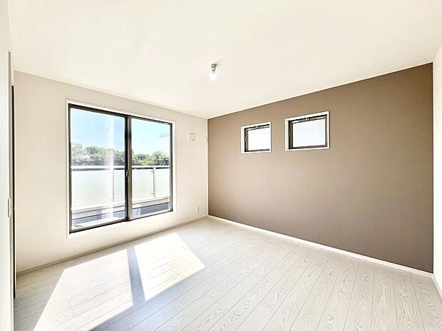 〜Bed Room〜 「今日も一日お疲れ様」とご夫婦でゆったりくつろげる寝室。 毎日の家事やお仕事に疲れた日はフカフカのベットで癒されてください。テレビや本棚をおいても快適な広さが自慢♪