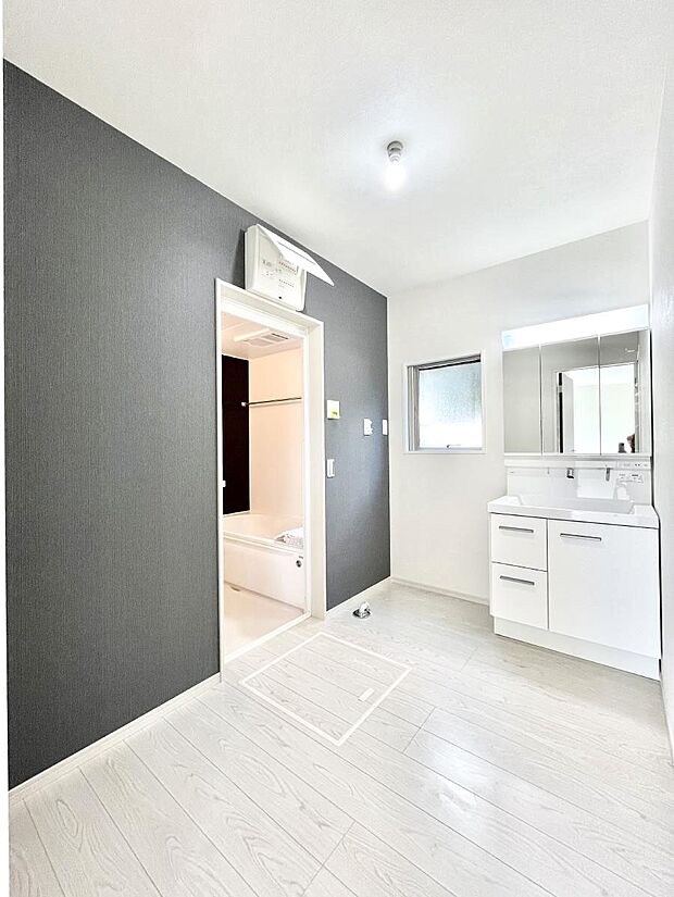 〜Dressing Room〜 十分な大きさの洗面台は収納もさる事ながら、身だしなみチェックや歯磨きなど、朝の慌ただしい時間でもホテルライクなスペースで余裕とゆとりを感じて頂けます。