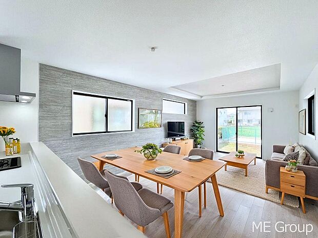 ご家族の賑やかな話し声で包まれる明るいリビング  ※家具はCGです