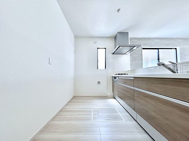 爽やかな風が通り抜けるキッチン。窓があるので明るく換気にも役立ちます。