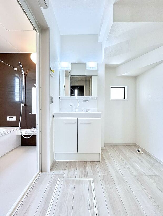 大きく見やすい三面鏡で清潔感ある洗面台は、身だしなみチェックや肌のお手入れにおすすめです。 