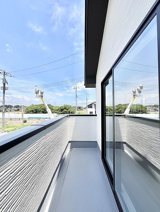 ゆったりバルコニーだから沢山お洗濯ものを干せます。