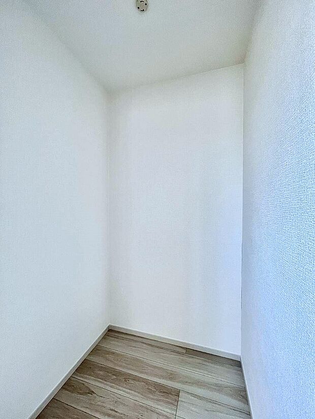 ウォークインクローゼット付きで生活空間を広く利用できます。