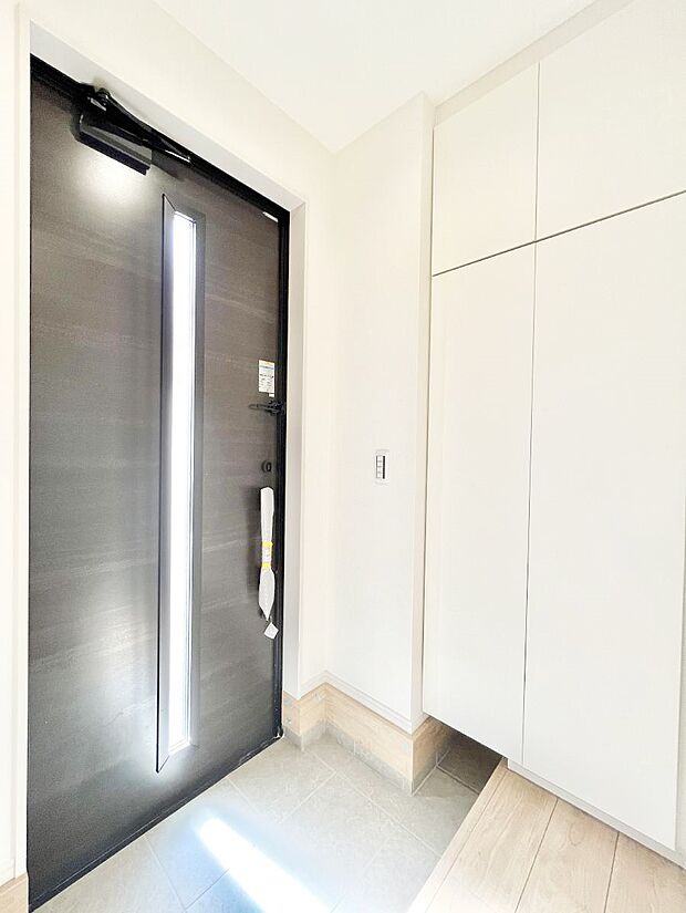 〜Entrance〜 家の中でお客様を迎える最初の場所である玄関は、家の印象そのものです!豊富な玄関収納で、常に綺麗に保つことが出来ます♪玄関にはたっぷり収納の下駄箱を完備!