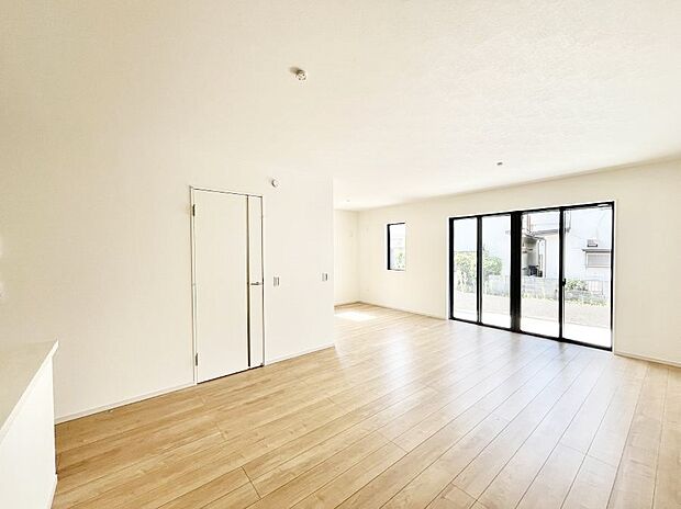 〜Living〜 飽きの来ないシンプルでおしゃれなLDK。大きな窓から日差しが差し込むので室内も明るく、家族の憩いの場としてピッタリです。開放感と日当たりの良さを是非ご覧ください!