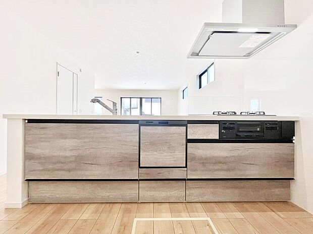 〜Kitchen〜 広くて使いやすいキッチンなら家族でいっしょに料理をつくったり、後片付けも手間なくできちゃいます♪収納もたっぷりあるので、いつもすっきりと清潔な印象を保てます。