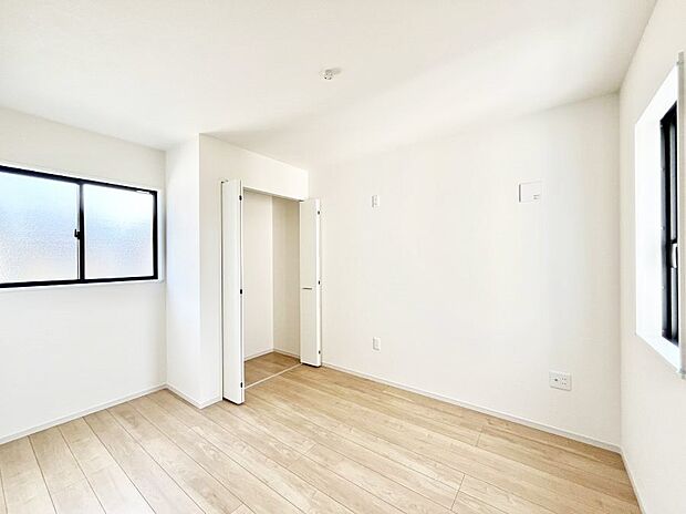 〜Bed Room〜 部屋数が多いのが戸建てのメリットです。ご家族が増えたことで手狭に感じていた住まいも戸建てでは各居室プライバシーを保つことができます。住まいにゆとりが生まれ心もリラックスできます♪