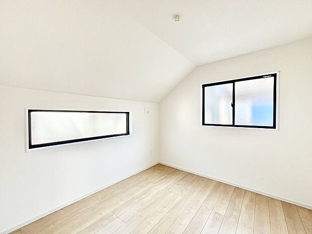 〜Bed Room〜 子供部屋はお子様にとって大変重な役割があります。子供一人で過ごす空間を与えることで、宿題や勉強時間も自然と増えまた自ら部屋の片付けや掃除なども促すことに繋がります。