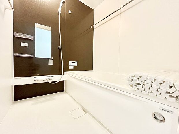 〜Bath Room〜 足を伸ばして入浴することが可能!一日の疲れを癒す貴重なバスタイムです。お子様とご一緒でも十分な広さなので、リビングとは違った家族団欒のひと時をお楽しみいただけます。