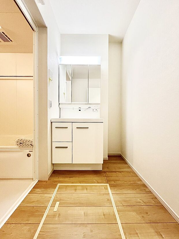 〜Dressing Room〜 清潔感溢れる色合いで統一されていると、スッキリと整った印象をうけます。 鏡の裏にはたっぷりと収納スペースを標準装備! 水廻りは、シンプルかつ機能性を重視して。