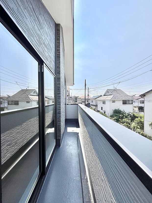 〜Balcony〜 バルコニーは温かい陽がさしこみ、お布団や洗濯物を気持ちよく干すことができます。 使いやすく開放的なバルコニーです♪陽ざしがたっぷり降り注ぐ、バルコニー付き住まい。