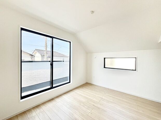 〜Bed Room〜 2面採光を確保した明るい室内は、風通しも良く、大変居心地の良い空間となっております。爽やかな風を感じて起きる朝は、快適生活の始まりに!日当たりや通風がとても良い住まい♪