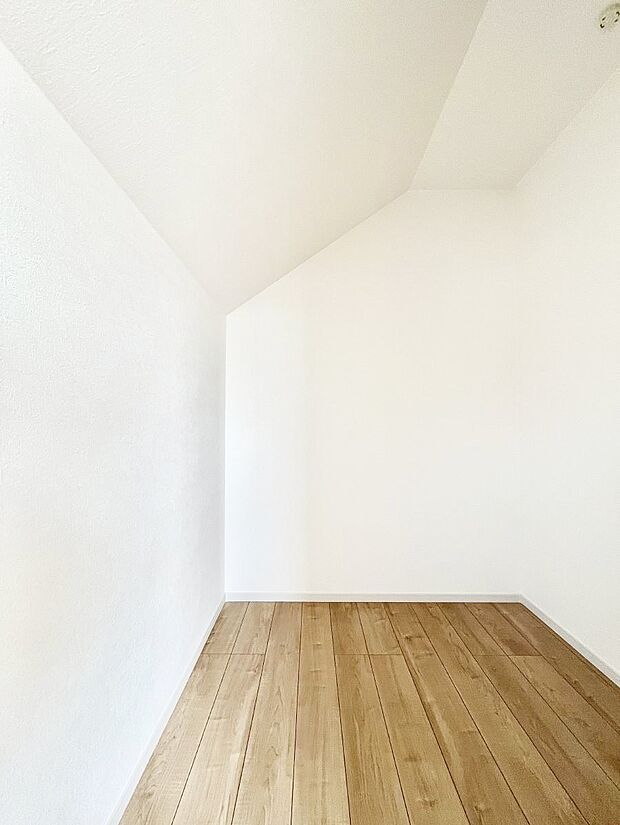 〜Walk-in Closet〜 必要なものやコーディネートを一覧して確認でき、身支度や準備が短時間で済むウォークインクローゼットを設置しました。家の中をすっきりとさせる便利な収納スペースです。