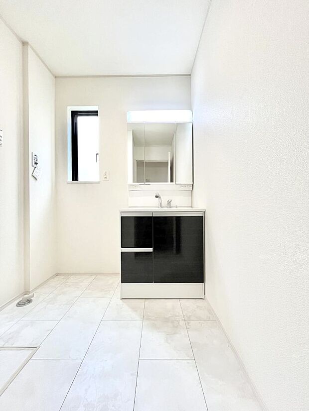 大きく見やすい三面鏡で清潔感ある洗面台は、身だしなみチェックや肌のお手入れにおすすめです。 