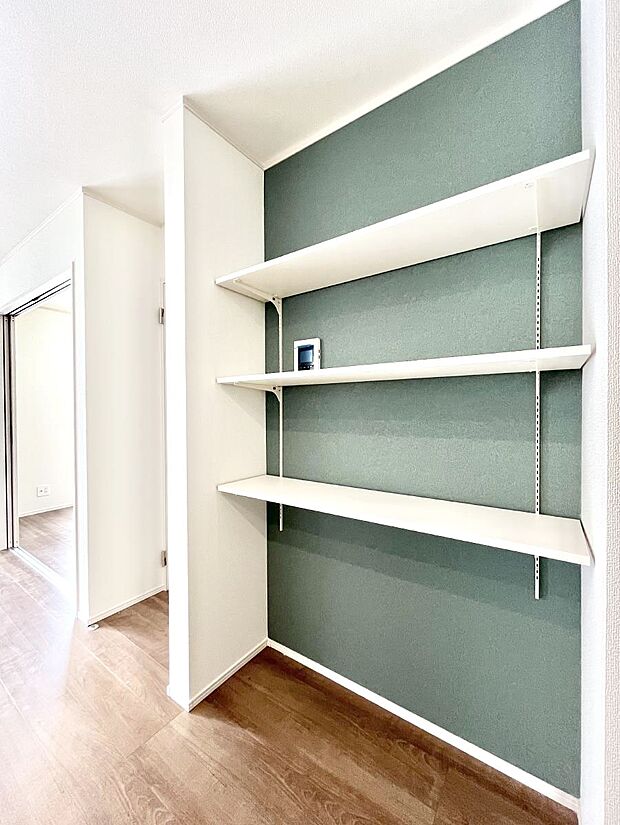 リビング収納。ここに収納があると物が集まるLDKがスッキリ片付きそうですね。  