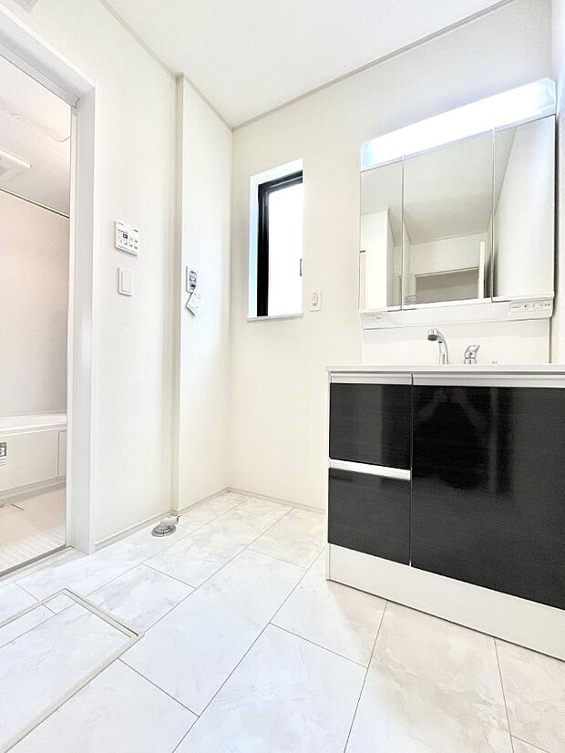 清潔感のある快適空間です。毎日の身支度も気持ち良くお使い頂けます。 