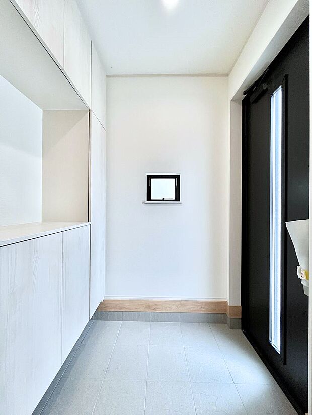 飾り棚を利用して、お越しいただくお客様をおもてなしできます。