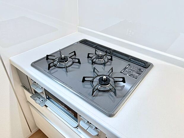 ガスコンロはＳｉセンサー搭載。火力調節や焦げ付き・消し忘れも防いでくれます。