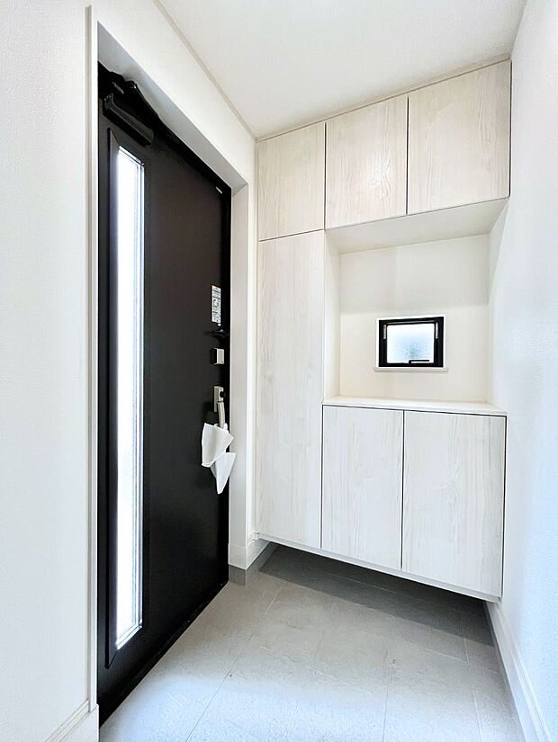 明るい玄関はお客様をお出迎えするのにぴったりです！ 