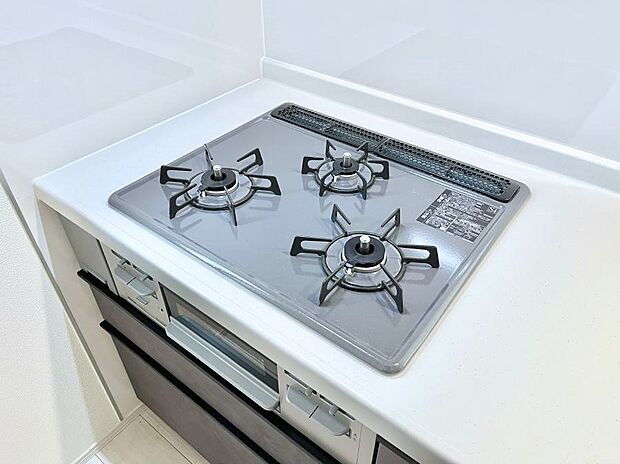 ガスコンロはＳｉセンサー搭載。火力調節や焦げ付き・消し忘れも防いでくれます。