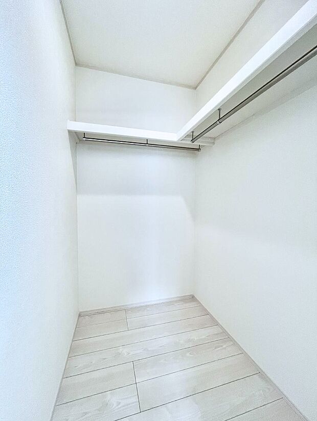 ウォークインクローゼット付きで生活空間を広く利用できます。