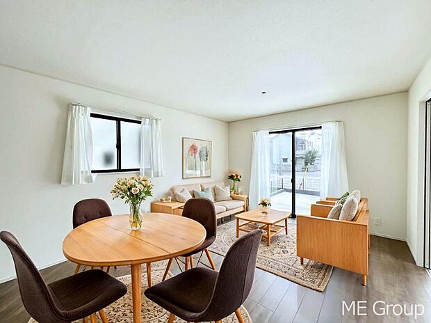 ご家族の賑やかな話し声で包まれる明るいリビング  ※家具はCGです