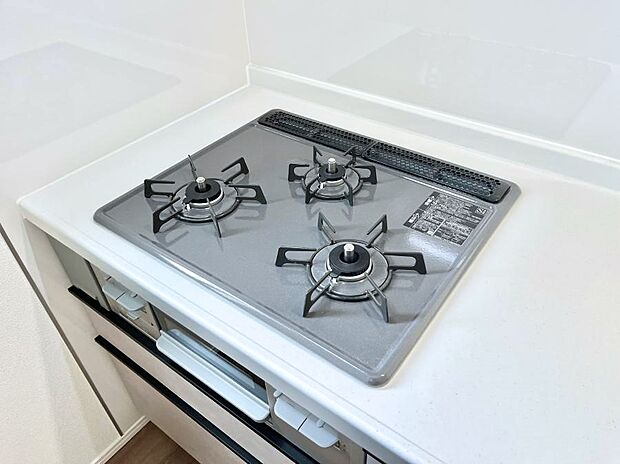 ガスコンロはＳｉセンサー搭載。火力調節や焦げ付き・消し忘れも防いでくれます。