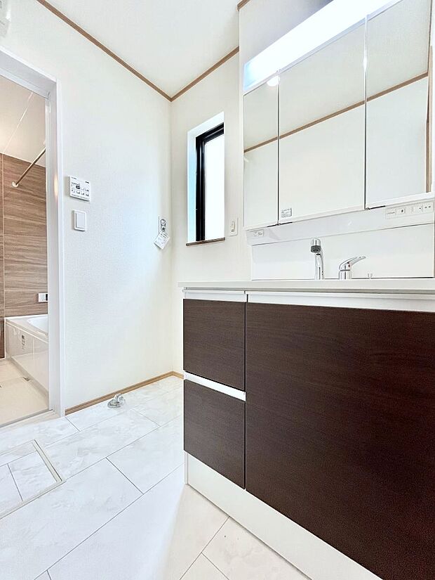 清潔感ある洗面化粧室で朝の身支度も快適