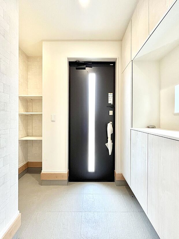 ◆B号棟◆〜Entrance〜　家の中でお客様を迎える最初の場所である玄関は、家の印象そのものです！豊富な玄関収納で、常に綺麗に保つことが出来ます♪玄関にはたっぷり収納の下駄箱を完備！