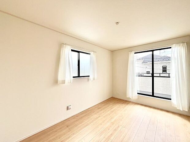 ◆B号棟◆〜Bed Room〜　2面採光を確保した明るい室内は、風通しも良く、大変居心地の良い空間となっております。爽やかな風を感じて起きる朝は、快適生活の始まりに！日当たりや通風がとても良い住まい♪