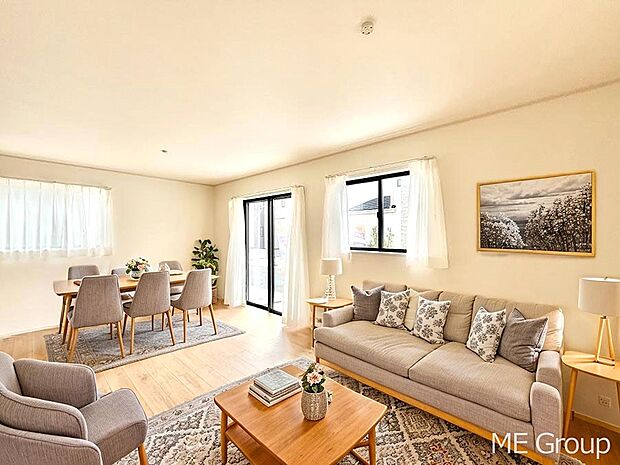 ◆B号棟◆〜Living〜　飽きの来ないシンプルでおしゃれなLDK。窓から日差しが差し込むので室内も明るく、家族の憩いの場としてピッタリです。開放感と日当たりの良さを是非ご覧ください！※家具はCGです