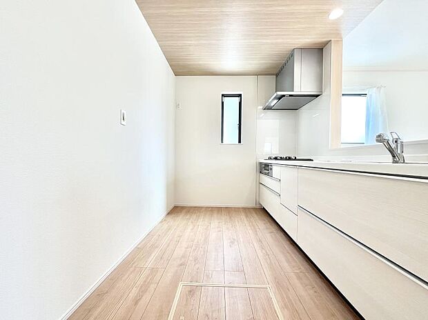 ◆B号棟◆〜Kitchen〜　自然光が入る窓のあるキッチン☆毎日使う場所だからこそ、使い勝手を考慮しました。ゆったりとしたキッチンコーナーは質感豊かな仕上がりとなっております。