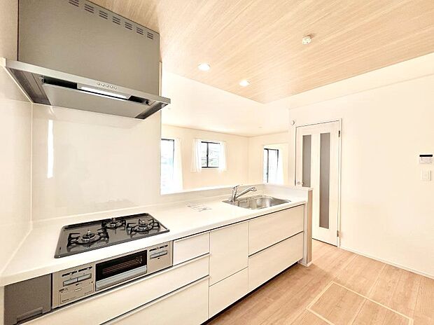 ◆B号棟◆〜Kitchen〜  リビングが見渡せるカウンターキッチン。  料理をしながら家族とコミュニケーションをとれるだけでなく、大きな開放感も得ることができます。  