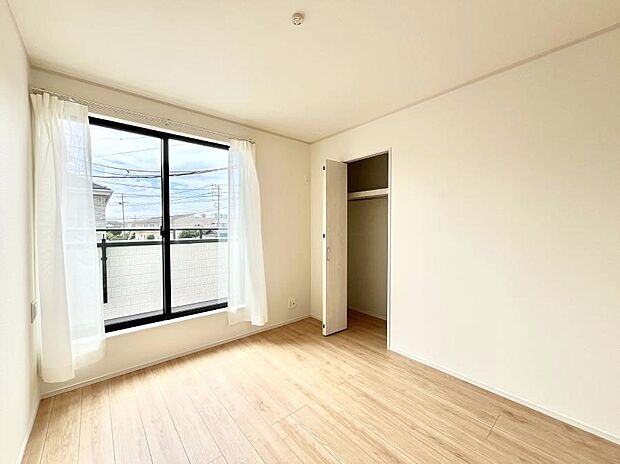 ◆B号棟◆〜Bed Room〜　「今日も一日お疲れ様」とご夫婦でゆったりくつろげる寝室。毎日の家事やお仕事に疲れた日はフカフカのベットで癒されてください。テレビや本棚をおいても快適な広さが自慢♪