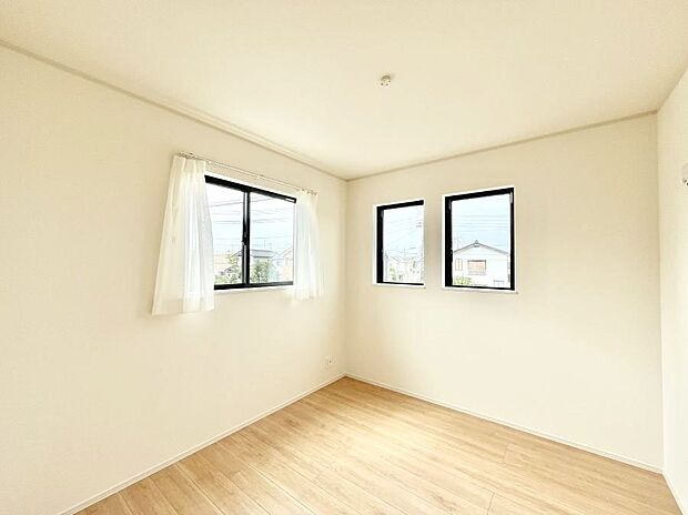 ◆B号棟◆〜Bed Room〜　木の温もりがやさしいフローリングは安らぎをもたらすプライベート空間。明るめのフローリングですので、壁紙ともマッチし、お部屋を更に広く見せてくれる効果も。