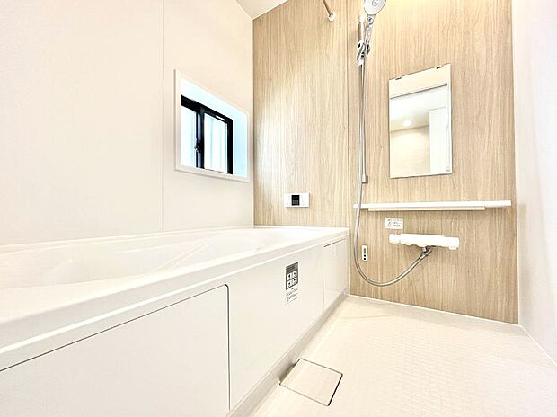 ◆B号棟◆〜Bath Room〜　足を伸ばして入浴することが可能！一日の疲れを癒す貴重なバスタイムです。お子様とご一緒でも十分な広さなので、リビングとは違った家族団欒のひと時をお楽しみいただけます。