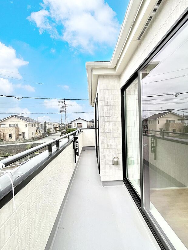 ◆B号棟◆〜Balcony〜  バルコニーは温かい陽がさしこみ、お布団や洗濯物を気持ちよく干すことができます。  使いやすく開放的なバルコニーです♪陽ざしがたっぷり降り注ぐ、バルコニー付き住まい。  