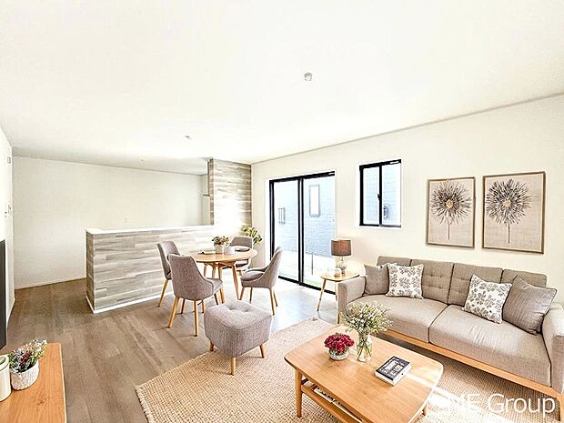 ご家族の賑やかな話し声で包まれる明るいリビング  ※家具はCGです