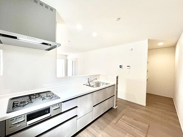 料理をしながらでもご家族との会話を楽しめる対面キッチン