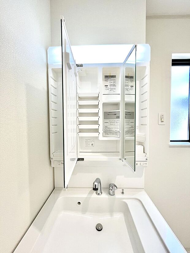 三面鏡の裏に、化粧品や衛生用品などを収納可能。洗面台をすっきりと保ちます！