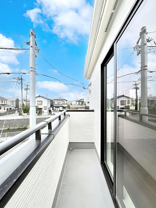 暖かな陽光が降り注ぐバルコニーはお洗濯におすすめ。爽やかな風も心地よいです。 