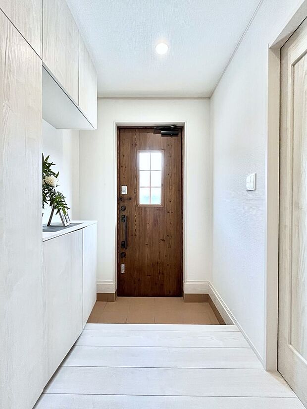 ご家族やお客様を気持ちよくお出迎えできる穏やかな雰囲気の玄関です。